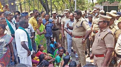 நாமக்கல் ஆட்சியர் அலுவலகம் முன்பு தர்ணாவில் ஈடுபட்ட கரப்பாளையம் கிராம மக்களிடம் எஸ்பி ச.கலைச்செல்வன் பேச்சுவார்த்தை நடத்தினார்.