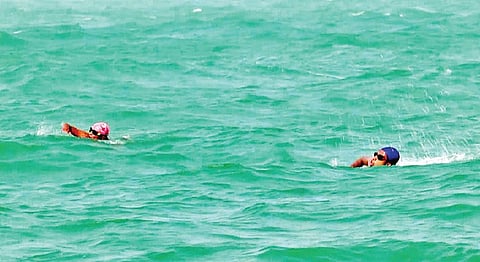 பாக் ஜலசந்தி கடலை நீந்திவந்த நீச்சல் வீராங்கனைகள்.