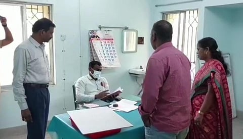 புதுச்சேரி | சரியான நேரத்துக்கு பணிக்கு வராத அரசு ஊழியர்கள் 13 பேருக்கு விடுப்பு - ஆய்வில் கலெக்டர் அதிரடி