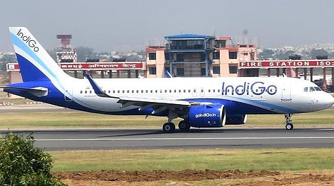 குவஹாட்டியில் இருந்து சென்னை வந்த விமானத்தில் அவசரகால பட்டனை சிறுமி அழுத்தியதால் பரபரப்பு