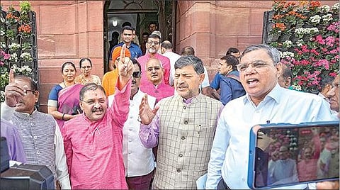 நாடாளுமன்ற கட்டிடத்தில் எதிர்க்கட்சி தலைவர் மல்லிகார்ஜுன கார்கே அறையில் ஆலோசனை நடத்திய எதிர்க்கட்சி எம்.பி.க்கள்.படம்: பிடிஐ