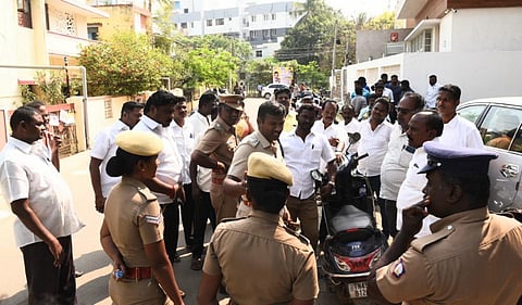 எம்பி திருச்சி சிவாவின் வீடு அருகே திரண்டிருந்த அமைச்சர் கே.என். நேருவின் ஆதரவாளர்கள்.