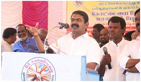 சென்னையில் நடந்த அரசுப் போக்குவரத்துக் கழக ஓய்வூதியர்கள் கூட்டத்தில் பேசும் சீமான்