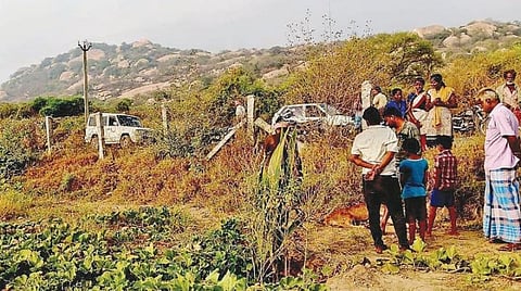 ஊதியூர் மலைப்ப குதியில் கன்றுக்குட்டியை சிறுத்தை வேட்டையாடியதாக கிடைத்த தகவலின் பேரில் திரண்ட பொதுமக்கள்.