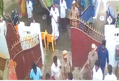 காவல் நிலையத்தில் திமுகவினரிடையே மோதல்; வன்முறை: பழனிசாமி, தினகரன், சீமான் கண்டனம்