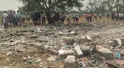 தருமபுரி அருகே பட்டாசு குடோனில் தீ விபத்து - 2 பெண்கள் உயிரிழப்பு