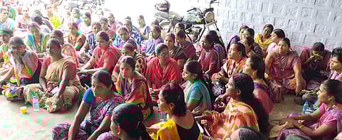 ''இஎஸ்ஐ மருந்தகத்தில் முறையாக சிகிச்சை வழங்கப்படுவதில்லை'' - டிஎன்பிஎல் தொழிலாளர்கள் போராட்டம்