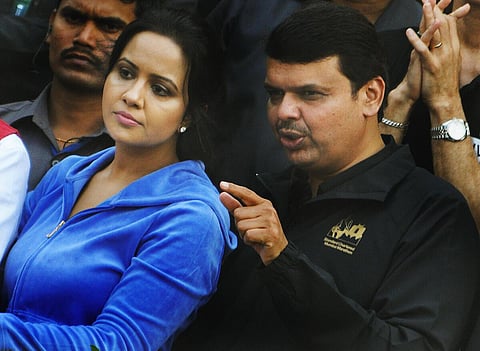 மனைவி அம்ருதாவுடன் பட்னாவிஸ்