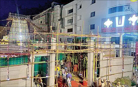 திருமலை திருப்பதி தேவஸ்தானம் சார்பில் சென்னை தி.நகர், ஜி.என்.செட்டி சாலையில் புதிதாக கட்டப்பட்டுள்ள பத்மாவதி தாயார் கோயில் கும்பாபிஷேகம் இன்று நடைபெற உள்ளதையொட்டி, வண்ண விளக்குகளால் அலங்கரிக்கப்பட்டுள்ளது.படம்: ம.பிரபு