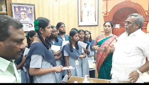 புதுச்சேரியில் அரசுப் பள்ளி மாணவிகளுடன் பேரவைத் தலைவர், அமைச்சர் உரையாடல்