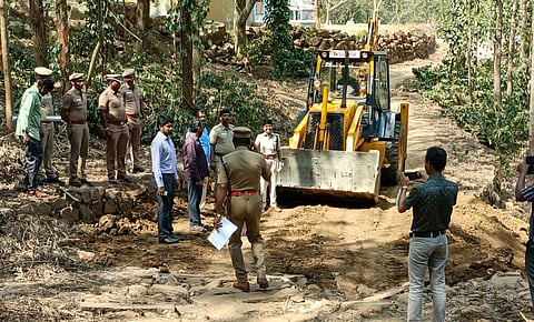 ஏற்காடு கொட்டச்சேடு அருகே நார்த்தன்ஜேடு வழியாக சாலை அமைக்கும் பணி தொடங்கப்பட்டுள்ளது.