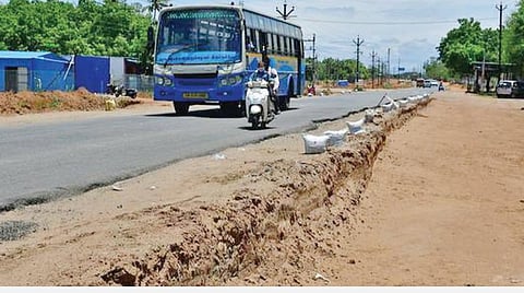 திருநெல்வேலி- தென்காசி இடையே நான்கு வழிச்சாலை பணி
நடைபெறுகிறது. (கோப்பு படம்)