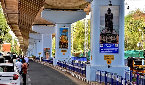 மதுரை நத்தம் பறக்கும் பாலத்தின் தூண்களில் இடம்பெற்றுள்ள ஓவியங்கள் | படங்கள்: நா.தங்கரத்தினம்