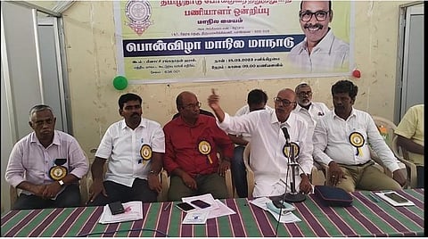 சேலத்தில், தமிழ்நாடு போக்குவரத்து துறை பணியாளர் ஒன்றிப்பு மாநில பொன்விழா மாநாட்டில் தமிழ்நாடு போக்குவரத்து துறை பணியாளர் ஒன்றிப்பு மாநில சிறப்பு தலைவர் குருபாலசுப்பிரமணியம் உள்பட பலர் கலந்து கொண்டனர்.