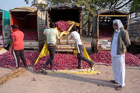 கோரிக்கையை மகாராஷ்டிர அரசு ஏற்றதால் வெங்காய விவசாயிகள் போராட்டம் வாபஸ்
