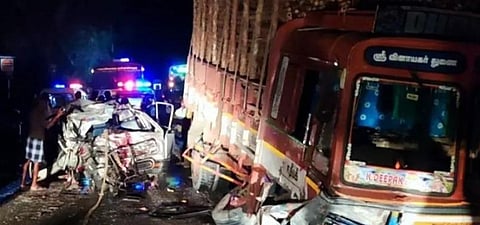 திருச்சி அருகே லாரி மீது கார் மோதி விபத்து - சிறுமி உள்பட 6 பேர் பலி