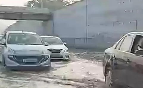 பெங்களூரு - மைசூரு புதிய விரைவு சாலையில் வெள்ளம் தேங்கியதால் போக்குவரத்து ஸ்தம்பிப்பு