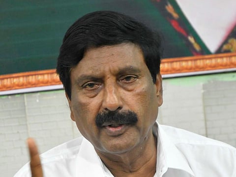 புதுச்சேரி | நாடாளுமன்ற தேர்தலில் நாராயணசாமி போட்டியிட தயாரா? - சவால்விடும் அதிமுக