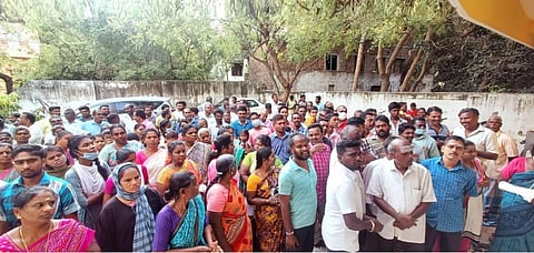 புதுச்சேரி முதல்வர் ரங்கசாமி வீட்டு முன்பு நியாயவிலைக்கடை ஊழியர்கள் குடும்பத்துடன் போராட்டம்