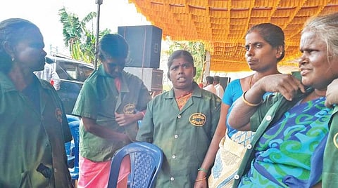 சித்தப்பட்டிணத்தில் பணிபுரியும் தூய்மைக் காவலர்கள்.