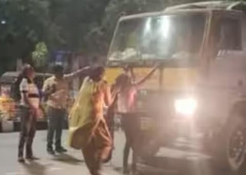 திருவல்லிக்கேணி காவல் நிலையம் அருகே மது போதையில் பேருந்துக்கு அடியில் படுத்து ரகளையில் ஈடுபட்ட பெண்கள்