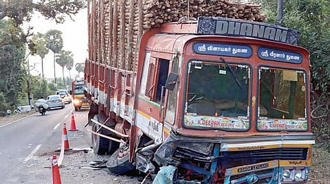 திருச்சி அருகே திருவாசியில் நேற்று ஆம்னி வேன் மீது மோதி விபத்துக்குள்ளான லாரி.