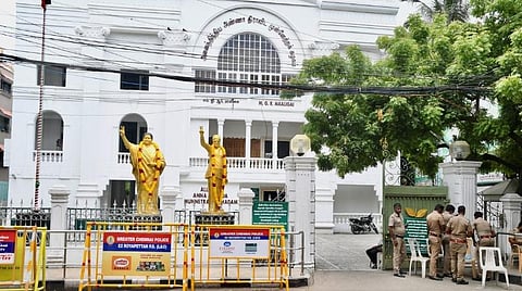 அலுவலகத்தை காவல் காத்த தொண்டர்கள்: அதிமுக பொதுச் செயலாளர் பதவிக்கான வேட்புமனு இன்று பரிசீலனை