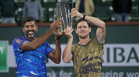 கோப்பையுடன் ரோஹன் போபண்ணா, மேட் எப்டன் ஜோடி