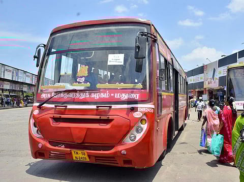 பணியாளர்கள் பற்றாக்குறையால் மதுரை எம்ஜிஆர் பேருந்து நிலையத்திலிருந்து ஆரப்பாளைத்திற்கு இயக்கப்படும் நடத்துனர் இல்லா பேருந்து. படம்: நா.தங்கரத்தினம்