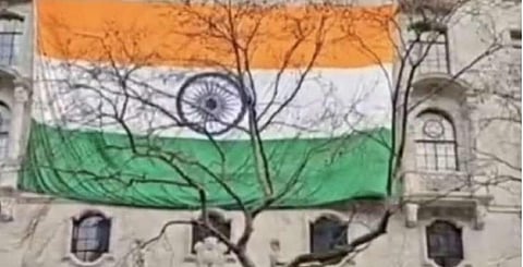 லண்டனில் உள்ள இந்திய தூதரகத்தில் பறக்கும் பிரம் மாண்ட தேசியக் கொடி.