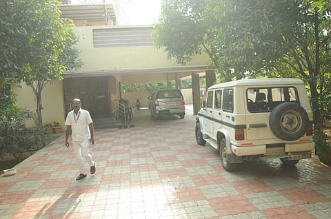 ஈரோடு கிழக்கு தொகுதி தேர்தல் அலுவலர் வீட்டில் லஞ்ச ஒழிப்புத்துறை சோதனை