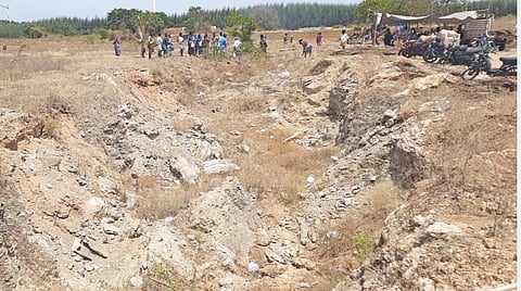 உடுமலை அருகே லிங்கம்மநாயக்கன்புதூர் குளத்தை ஆக்கிரமித்து வீட்டுமனை கேட்டு திரண்ட கிராம மக்கள். | படம்: எம்.நாகராஜன் |