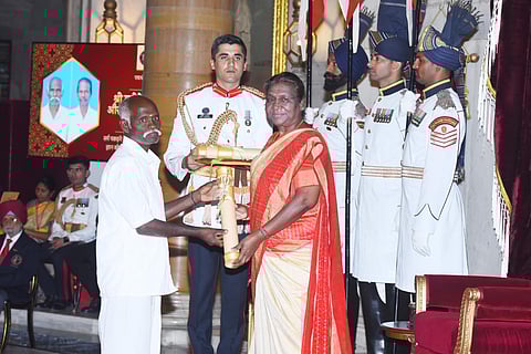 தமிழக பாம்பு பிடி வீரர்களுக்கு பத்மஸ்ரீ விருது வழங்கி கவுரவித்த குடியரசுத் தலைவர் திரவுபதி முர்மு