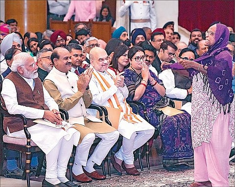 கர்நாடக முன்னாள் முதல்வரும், முன்னாள் மத்திய அமைச்சருமான எஸ்.எம்.கிருஷ்ணாவுக்கு பத்ம விபூஷண் விருதை வழங்குகிறார் குடியரசுத் தலைவர் திரவுபதி முர்மு. அடுத்த படம்: தொழிலதிபர் குமாரமங்கலம் பிர்லாவுக்கு பத்ம பூஷண் விருதை வழங்குகிறார் குடியரசுத் தலைவர் திரவுபதி முர்மு. படங்கள்: பிடிஐ