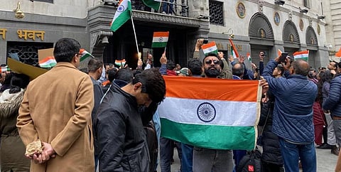 லண்டனில் உள்ள இந்திய தூதரகத்தின் பாதுகாப்பில் அலட்சியம் - பிரிட்டன் தூதரகம், தூதர் இல்லத்தில் தடுப்புகள் அகற்றம்: மத்திய வெளியுறவு துறை பதில் நடவடிக்கை