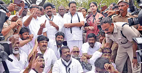 குஜராத் மாநிலத்தில் உள்ள சூரத் நீதிமன்றம், ராகுல்காந்திக்கு வழங்கிய சிறை தண்டனைக்கு எதிர்ப்பு தெரிவித்து சட்டப்பேரவை காங்கிரஸ் தலைவர் செல்வப்பெருந்தகை உள்ளிட்ட எம்எல்ஏ.க்கள் சென்னை ராஜாஜி சாலையில் அமர்ந்து மறியலில் ஈடுபட்டனர். | படம்: ம.பிரபு |