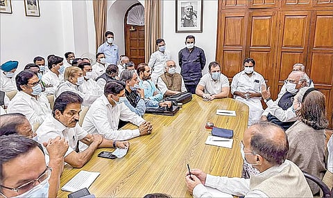 டெல்லியில் நேற்று நடைபெற்ற காங்கிரஸ் உயர்நிலைக் கூட்டத்தில் பங்கேற்ற கட்சியின் தேசியத் தலைவர் மல்லிகார்ஜுன கார்கே மற்றும் சோனியா காந்தி, ராகுல் காந்தி உள்ளிட்டோர். படம்: பிடிஐ