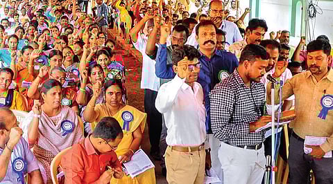 பணி பாதுகாப்பு உள்ளிட்ட கோரிக்கைகளை வலியுறுத்தி எழும்பூர் ராஜரத்தினம் மைதானம் அருகே நேற்று உண்ணாவிரதப் போராட்டத்தில் ஈடுபட்ட தமிழ்நாடு பதிவுத் துறைப் பணியாளர் சங்கங்களின் கூட்டமைப்பினர். படம்: பு.க.பிரவீன்