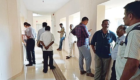 கூட்டத்துக்கு காலதாமதமாக வந்த அரசு அதிகாரிகள் வெளியே நிறுத்தப்பட்டனர். | படம்: ந.சரவணன் |