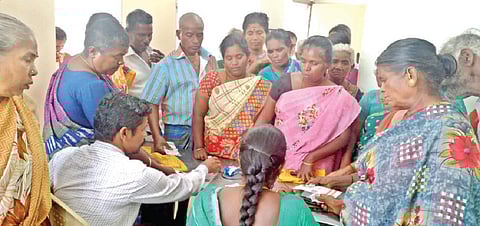 புதூர் வருவாய் ஆய்வாளர் அலுவலகத்தில் நடந்த சிறப்பு முகாமில் அஞ்சலக கணக்கு தொடங்க பெண்கள் குவிந்தனர்.