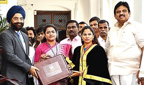 சென்னை மாநகராட்சி பட்ஜெட்டை தாக்கல் செய்ய வரும் மாநகராட்சி நிலைக்குழு தலைவர்(வரி விதிப்பு மற்றும் நிதி) சர்பஜெயா தாஸ். உடன் மாநகராட்சி மேயர் ஆர்.பிரியா, துணை மேயர் மு.மகேஷ்குமார், ஆணையர் ககன்தீப் சிங் பேடி. படம்: பு.க.பிரவீன்