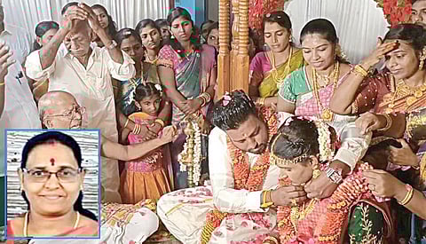 மணமகள் பொன் பிரதீஷாவுக்கு தாலி கட்டிய மணமகன்.(உள்படம்) மரணமடைந்த சாந்தி. 