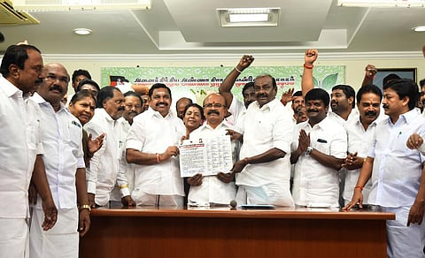 பொதுச் செயலாளராக இபிஎஸ் பதவியேற்பு - அதிமுக பொதுக்குழு தீர்மானங்கள் செல்லும் என உயர் நீதிமன்றம் தீர்ப்பு