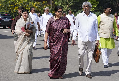 உச்ச நீதிமன்றத்தில் மன்னிப்பு கோரிய ராகுல் இப்போது கோழை இல்லை என்கிறார் - மத்திய அமைச்சர் ஸ்மிருதி இரானி தாக்கு