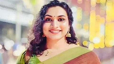 பெண் வேடமிட்டு கொட்டாங்குளங்கரா தேவி கோயிலில் பூஜை செய்த ஆண்