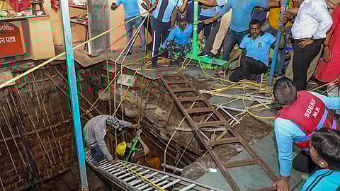 இந்தூரில் கோயில் கிணற்றின் சுவர் இடிந்து விழுந்து விபத்து