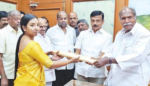 யானை லட்சுமியின் தந்தம், முதல்வர் ரங்கசாமி முன்னிலையில் மணக்குள விநாயகர் கோயில் நிர்வாகத்திடம் ஒப்படைக்கப்பட்டது.