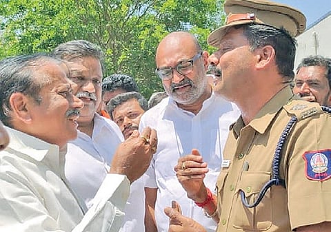 புதுக்கோட்டை | ஒன்றியக் குழுத் தலைவர் - பாஜக நிர்வாகி மோதல்: போலீஸாருடன் எச்.ராஜா வாக்குவாதம்