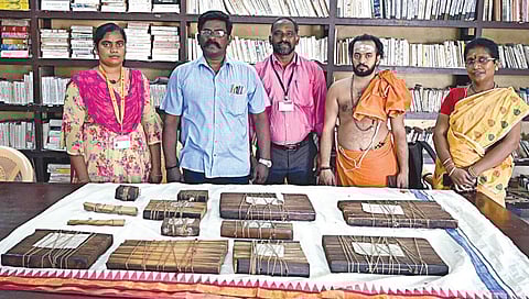 தூத்துக்குடி சங்கரராமேசுவரர் கோயிலில் கண்டெடுக்கப்பட்ட பழமையான ஓலைச்சுவடிகளுடன், ஓலைச்சுவடி பராமரிப்பு, பாதுகாப்பு, நூலாக்கம் திட்ட பணிக்குழுவினர்.