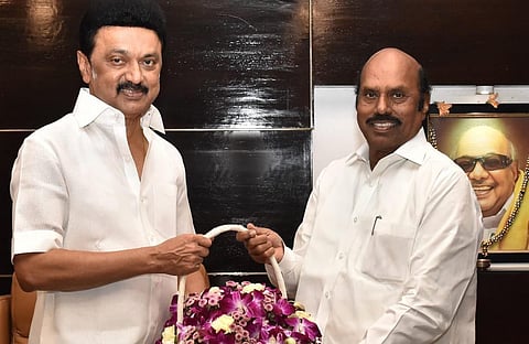 முதல்வரிடம் வாழ்த்து பெறும் அமைச்சர் எ.வ.வேலு